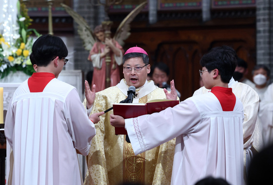 성탄 대축일 미사 집전하는 정순택 대주교