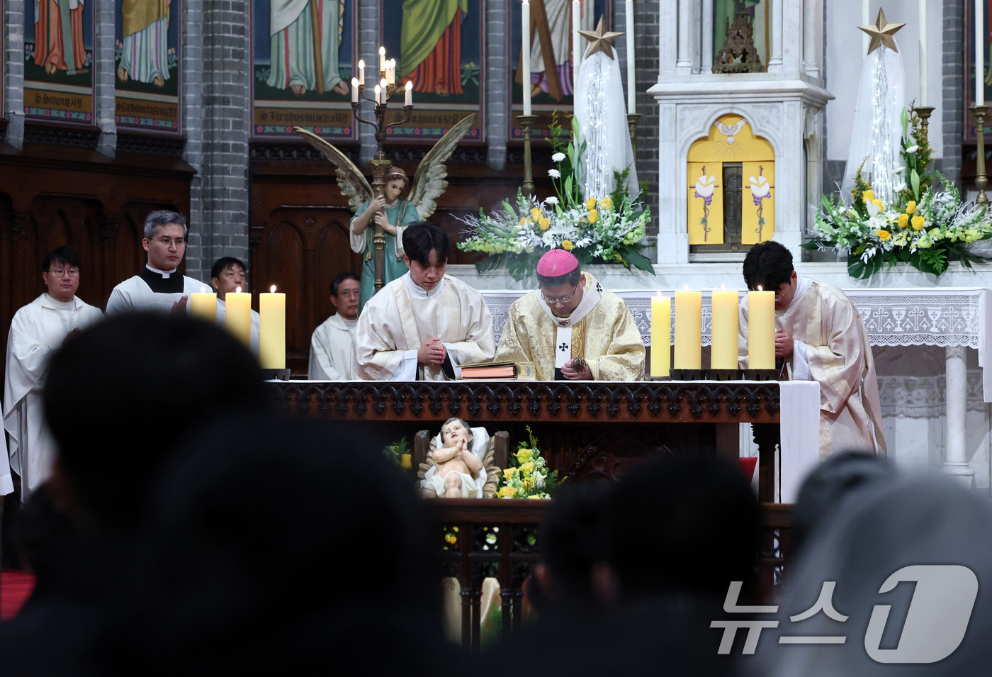 (서울=뉴스1) 구윤성 기자 = 정순택 천주교 서울대교구 대주교가 성탄절인 25일 새벽 서울 중구 명동대성당에서 성탄 대축일 밤 미사를 집전하고 있다. (공동취재) 2025.12. …