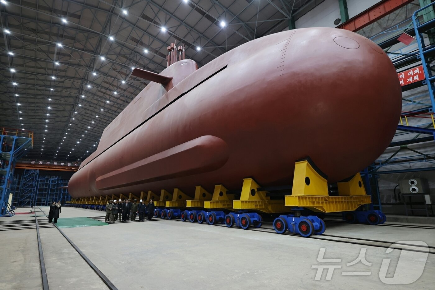 본문 이미지 - (평양 노동신문=뉴스1) = 북한이 8700톤급 핵잠수함을 건조 중이라며 함체 전체의 사진을 처음으로 공개했다. 노동당 기관지 노동신문은 25일 김정은 당 총비서가 '핵동력전략유도탄잠수함' 건조사업을 현지지도했다고 보도했다. [국내에서만 사용가능. 재배포 금지. DB 금지. For Use Only in the Republic of Korea. Redistribution Prohibited] rodongphoto@news1.kr