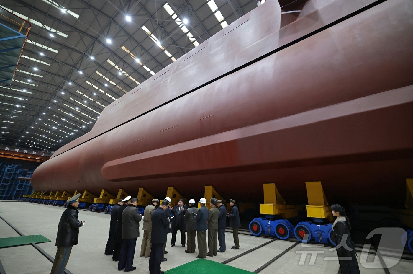 (평양 노동신문=뉴스1) = 북한이 8700톤급 핵잠수함을 건조 중이라며 함체 전체의 사진을 처음으로 공개했다. 노동당 기관지 노동신문은 25일 김정은 당 총비서가 '핵동력전략유도 …