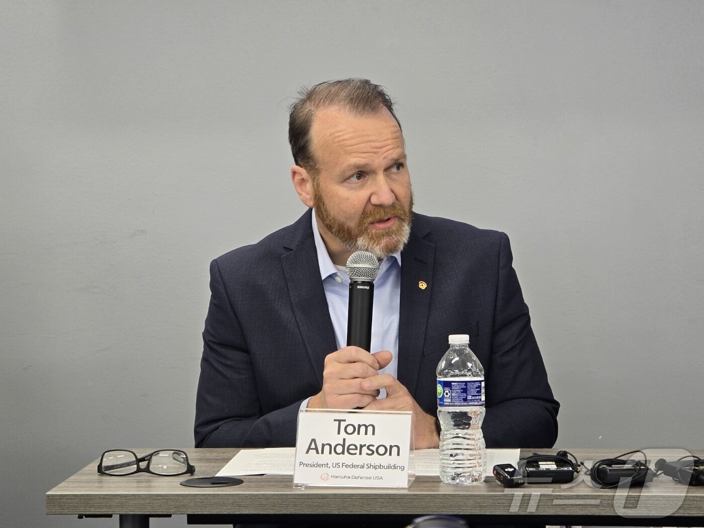 본문 이미지 - 지난 22일(현지시간) 미국 펜실베이니아주 필라델피아에 위치한 한화필리조선소에서 열린 미디어데이 행사에서 톰 앤더슨 한화디펜스USA 조선사업부문 사장이 한화의 핵추진잠수함 건조 추진 계획에 대해 밝히고 있다. 2025.12.25. ⓒ News1 류정민 특파원