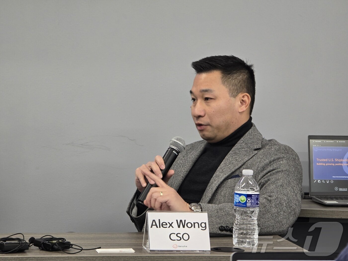 본문 이미지 - 지난 22일(현지시간) 미국 펜실베이니아주 필라델피아에 위치한 한화필리조선소에서 열린 미디어데이 행사에서 알렉스 웡(Alex Wong) 한화그룹 CSO(글로벌 최고전략 책임자)가 한화의 핵추진잠수함 건조 추진 계획에 대해 밝히고 있다. 2025.12.25. ⓒ News1 류정민 특파원