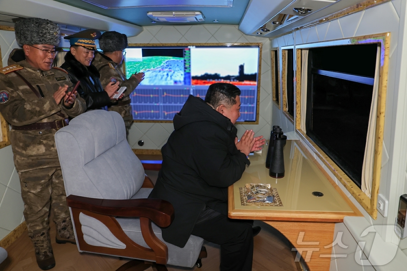 (평양 노동신문=뉴스1) = 북한이 신형 반항공미사일을 시험발사했다고 25일 밝혔다. 노동당 기관지 노동신문은 시험발사가 전날인 24일 이뤄졌으며, 김정은 당 총비서가 이를 참관했 …