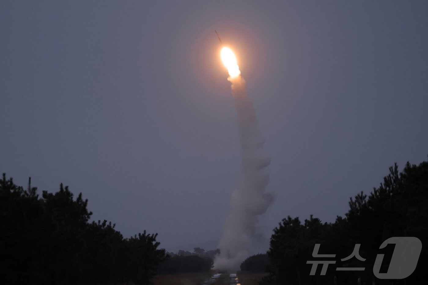 본문 이미지 - (평양 노동신문=뉴스1) = 북한이 신형 반항공미사일을 시험발사했다고 25일 밝혔다. 노동당 기관지 노동신문은 시험발사가 전날인 24일 이뤄졌으며, 김정은 당 총비서가 이를 참관했다고 보도했다. [국내에서만 사용가능. 재배포 금지. DB 금지. For Use Only in the Republic of Korea. Redistribution Prohibited] rodongphoto@news1.kr