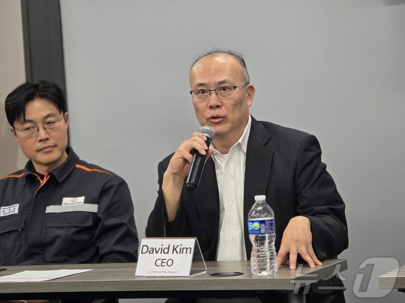 본문 이미지 - 지난 22일(현지시간) 미국 펜실베이니아주 필라델피아에 위치한 한화필리조선소에서 열린 미디어데이 행사에서 데이비드 김(David Kim) 한화필리조선소 최고경영자(CEO)가 한화의 핵추진잠수함 건조 추진 계획에 대해 밝히고 있다. 2025.12.25. ⓒ News1 류정민 특파원