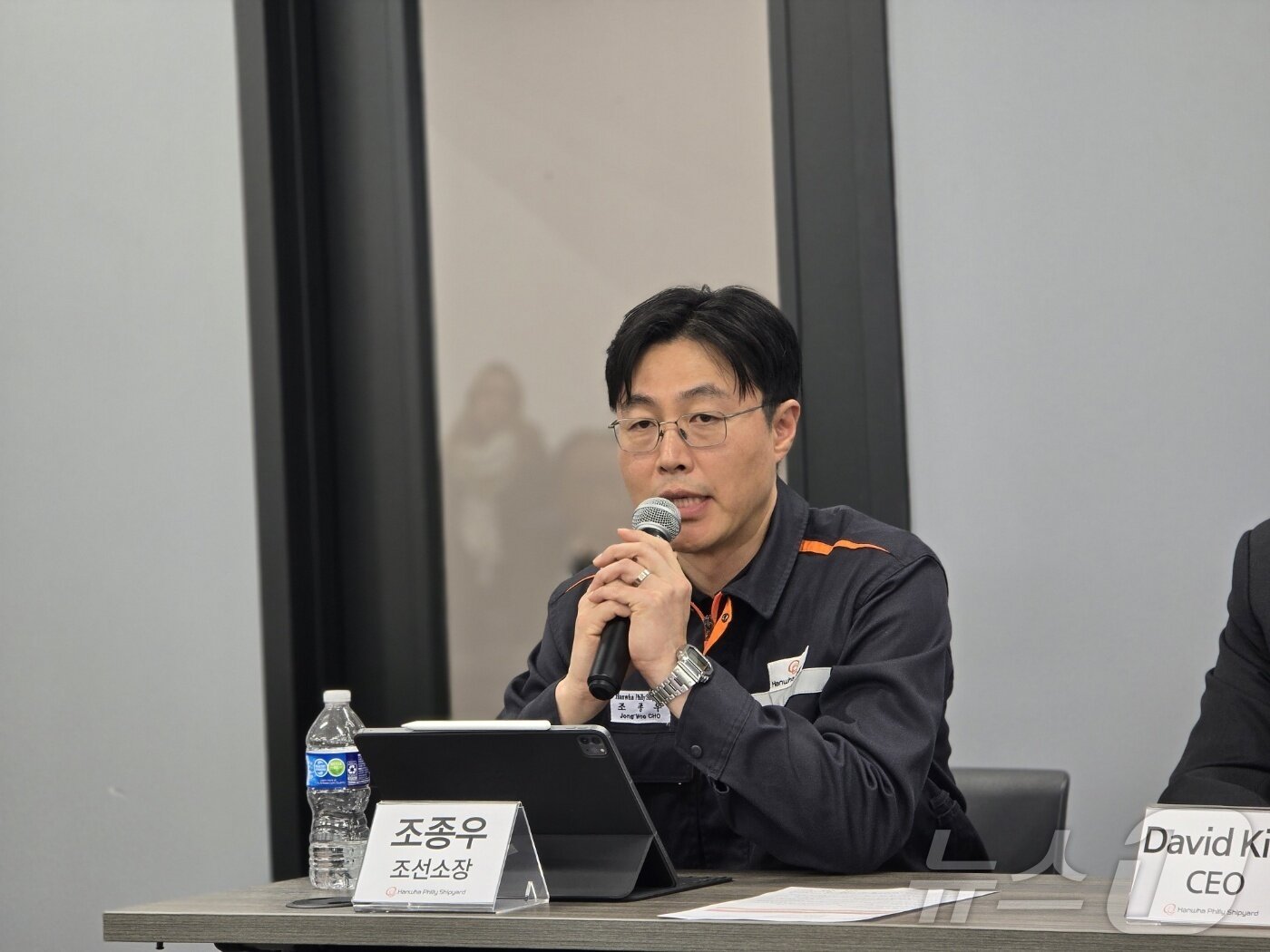 본문 이미지 - 지난 22일(현지시간) 미국 펜실베이니아주 필라델피아에 위치한 한화필리조선소에서 열린 미디어데이 행사에서 조종우 한화필리조선소장이 조선소 운용 계획에 대해 밝히고 있다. 2025.12.25. ⓒ News1 류정민 특파원