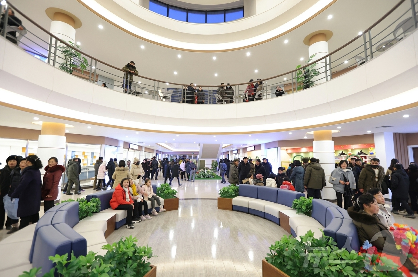 (평양 노동신문=뉴스1) = 북한 노동당 기관지 노동신문은 25일 "온 나라가 거창한 변화의 약동과 새로운 희망으로 끝없이 설레이는 속에 '지방발전 20×10 정책'에 따라 정평군 …