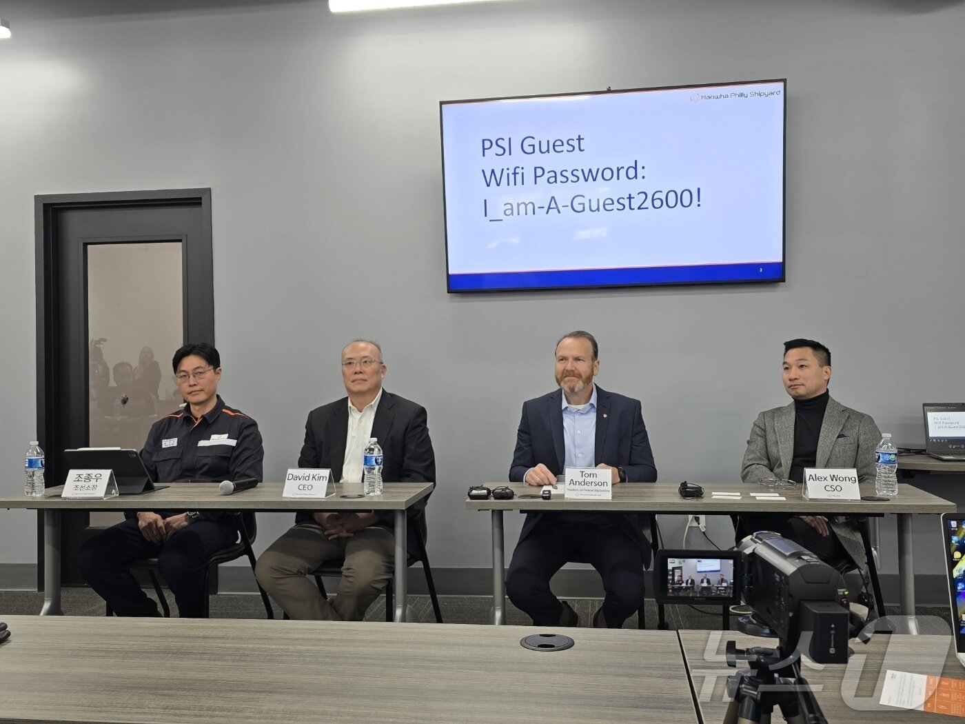 본문 이미지 - 지난 22일(현지시간) 미국 펜실베이니아주 필라델피아에 위치한 한화필리조선소에서 열린 미디어데이 행사에서 조선소 운용 계획에 대해 밝히는 경영진들. 사진 오른쪽부터 알렉스 웡 한화그룹 CSO, 톰 앤더슨 한화디펜스USA 조선사업부문 사장, 데이비드 김 한화필리조선소 CEO, 조종우 한화필리조선소장. 2025.12.25. ⓒ News1 류정민 특파원