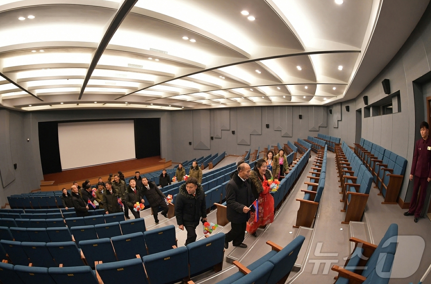 (평양 노동신문=뉴스1) = 북한 노동당 기관지 노동신문은 25일 "온 나라가 거창한 변화의 약동과 새로운 희망으로 끝없이 설레이는 속에 '지방발전 20×10 정책'에 따라 정평군 …