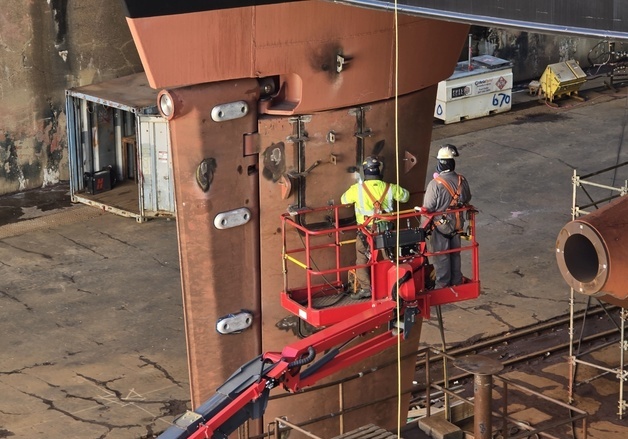 [르포]용접 불꽃 튄 한화필리조선소…"핵잠수함 건조 최적 입지"
