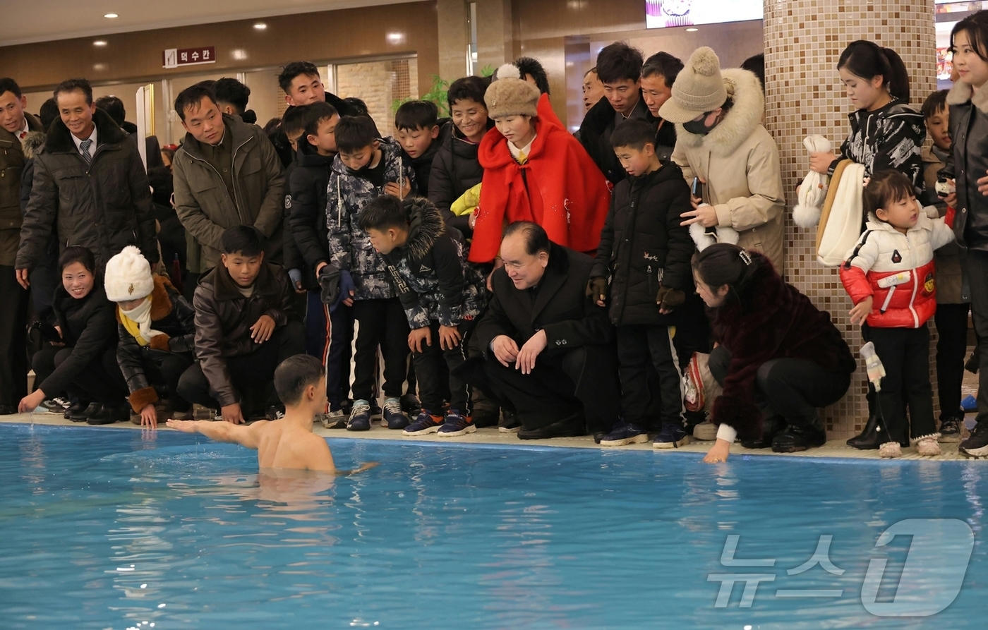 (평양 노동신문=뉴스1) = 북한 노동당 기관지 노동신문은 25일 "온 나라가 거창한 변화의 약동과 새로운 희망으로 끝없이 설레이는 속에 '지방발전 20×10 정책'에 따라 정평군 …