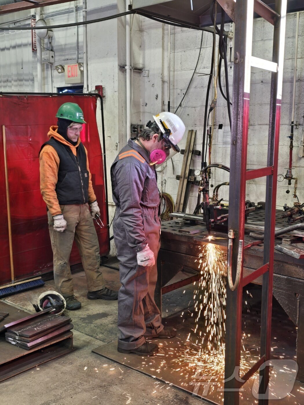 본문 이미지 - 지난 22일(현지시간) 미국 펜실베이니아주 필라델피아에 위치한 한화필리조선소에서 견습생들이 절단 실습을 하고 있다. 2025.12.25. ⓒ News1 류정민 특파원