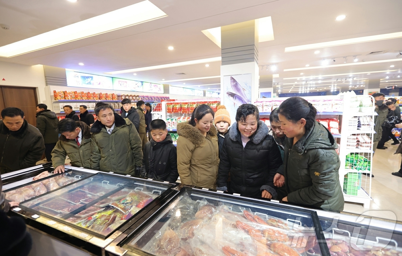 (평양 노동신문=뉴스1) = 북한 노동당 기관지 노동신문은 25일 "온 나라가 거창한 변화의 약동과 새로운 희망으로 끝없이 설레이는 속에 '지방발전 20×10 정책'에 따라 정평군 …