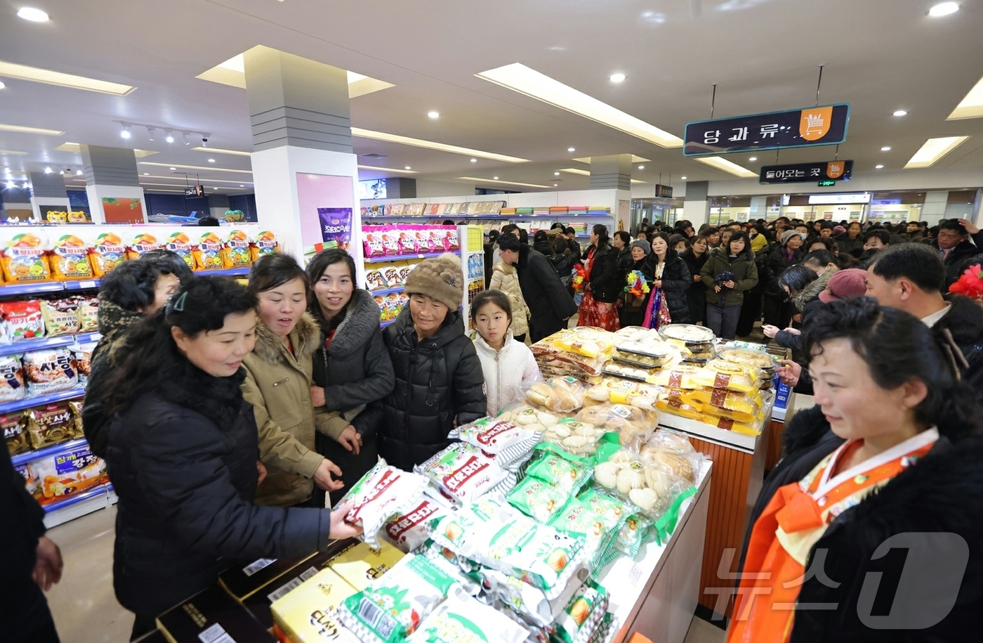 (평양 노동신문=뉴스1) = 북한 노동당 기관지 노동신문은 25일 "온 나라가 거창한 변화의 약동과 새로운 희망으로 끝없이 설레이는 속에 '지방발전 20×10 정책'에 따라 정평군 …