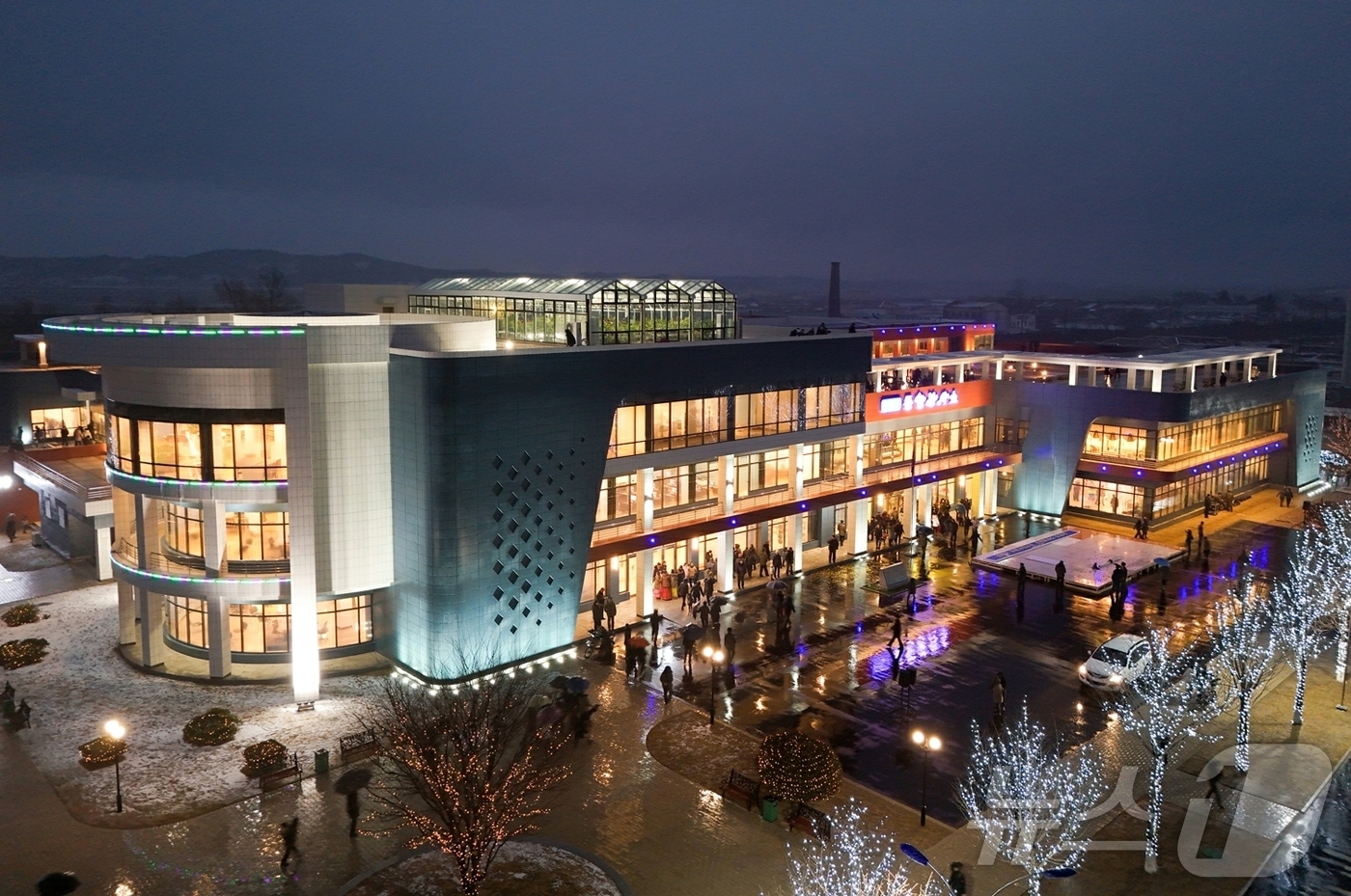 (평양 노동신문=뉴스1) = 북한 노동당 기관지 노동신문은 25일 "온 나라가 거창한 변화의 약동과 새로운 희망으로 끝없이 설레이는 속에 '지방발전 20×10 정책'에 따라 정평군 …