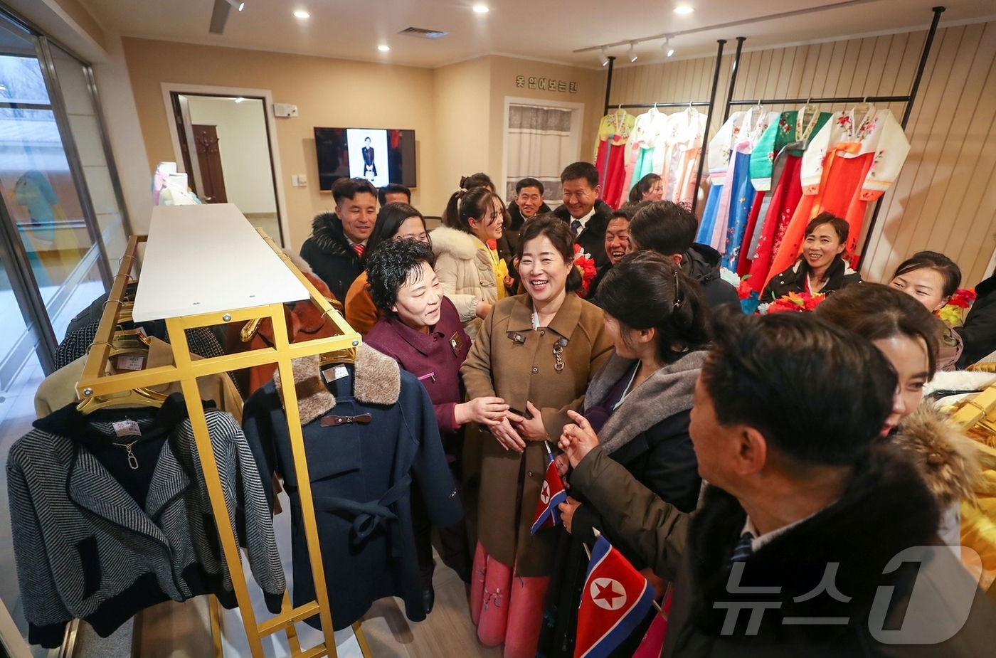 (평양 노동신문=뉴스1) = 북한 노동당 기관지 노동신문은 25일 "온 나라가 거창한 변화의 약동과 새로운 희망으로 끝없이 설레이는 속에 '지방발전 20×10 정책'에 따라 정평군 …