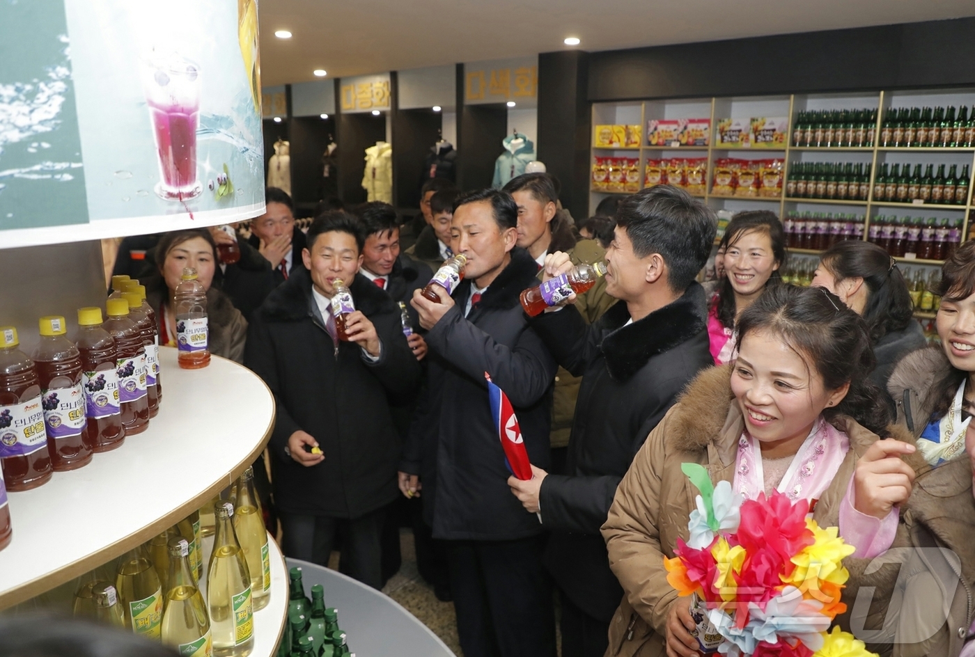 (평양 노동신문=뉴스1) = 북한 노동당 기관지 노동신문은 25일 "온 나라가 거창한 변화의 약동과 새로운 희망으로 끝없이 설레이는 속에 '지방발전 20×10 정책'에 따라 정평군 …