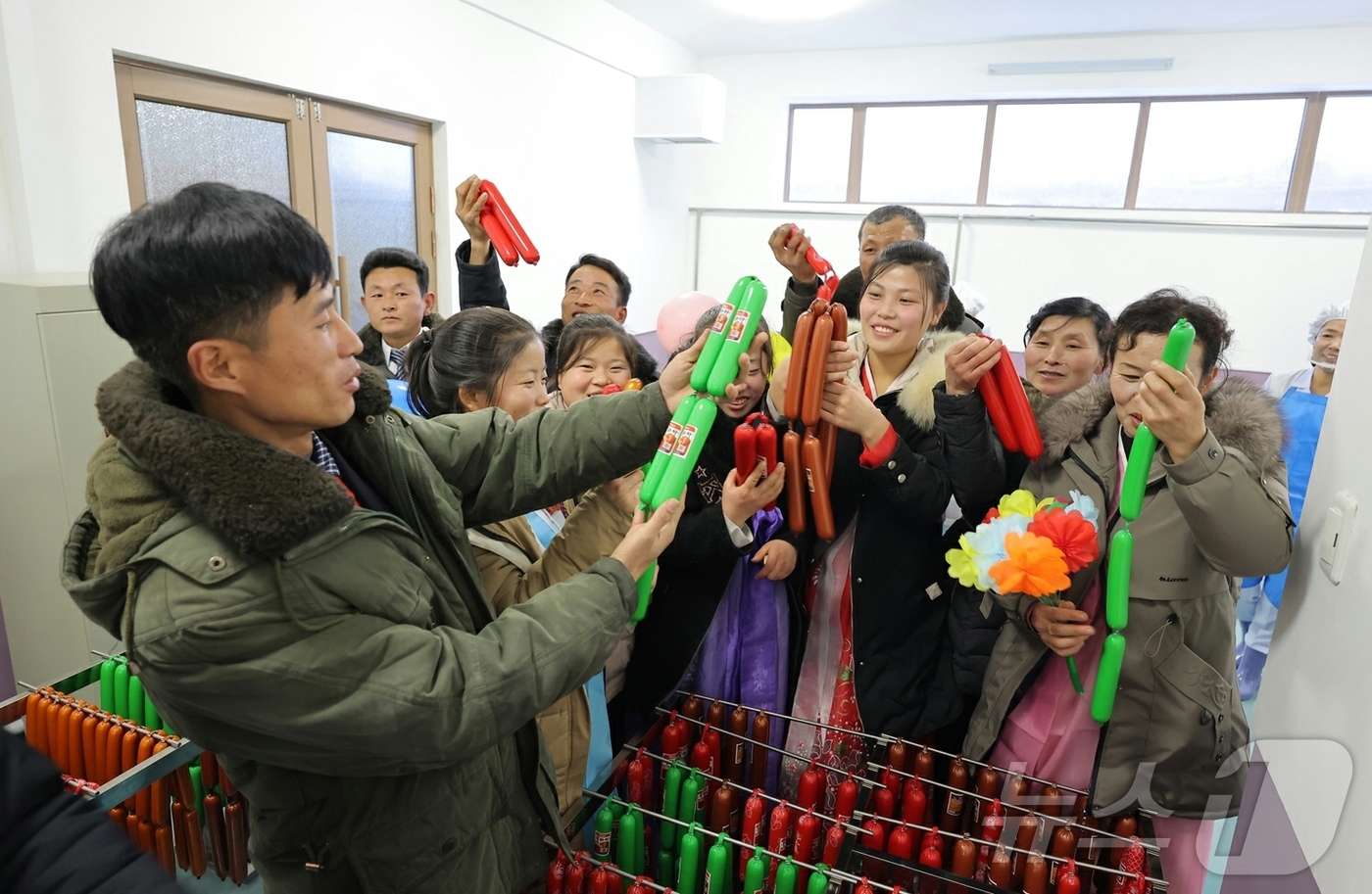 (평양 노동신문=뉴스1) = 북한 노동당 기관지 노동신문은 25일 "온 나라가 거창한 변화의 약동과 새로운 희망으로 끝없이 설레이는 속에 '지방발전 20×10 정책'에 따라 정평군 …