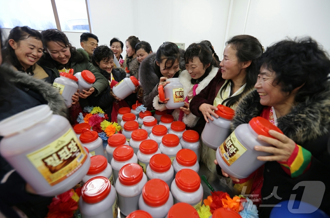 (평양 노동신문=뉴스1) = 북한 노동당 기관지 노동신문은 25일 "온 나라가 거창한 변화의 약동과 새로운 희망으로 끝없이 설레이는 속에 '지방발전 20×10 정책'에 따라 정평군 …