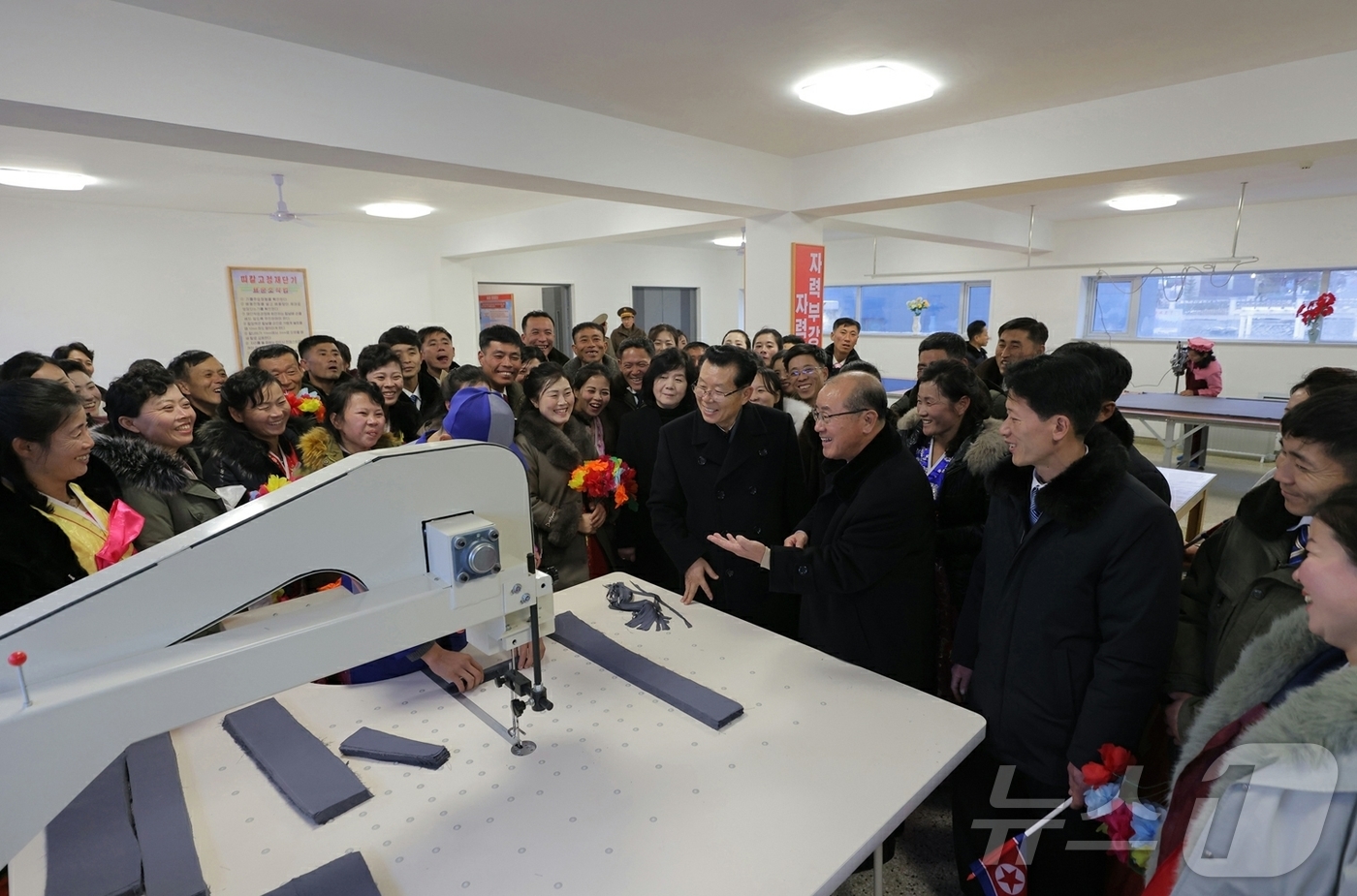 (평양 노동신문=뉴스1) = 북한 노동당 기관지 노동신문은 25일 "온 나라가 거창한 변화의 약동과 새로운 희망으로 끝없이 설레이는 속에 '지방발전 20×10 정책'에 따라 정평군 …