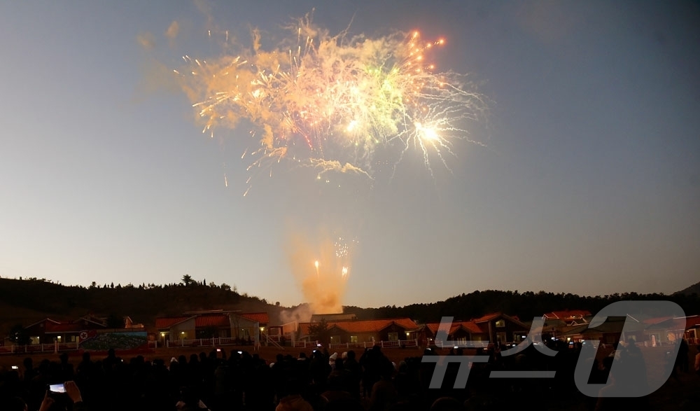 (평양 노동신문=뉴스1) = 북한 노동당 기관지 노동신문은 25일 "평안북도 농촌경리위원회 동산공예작물농장과 의주군의 여러 농장에서 새집들이가 진행됐다"라고 보도했다. [국내에서만 …