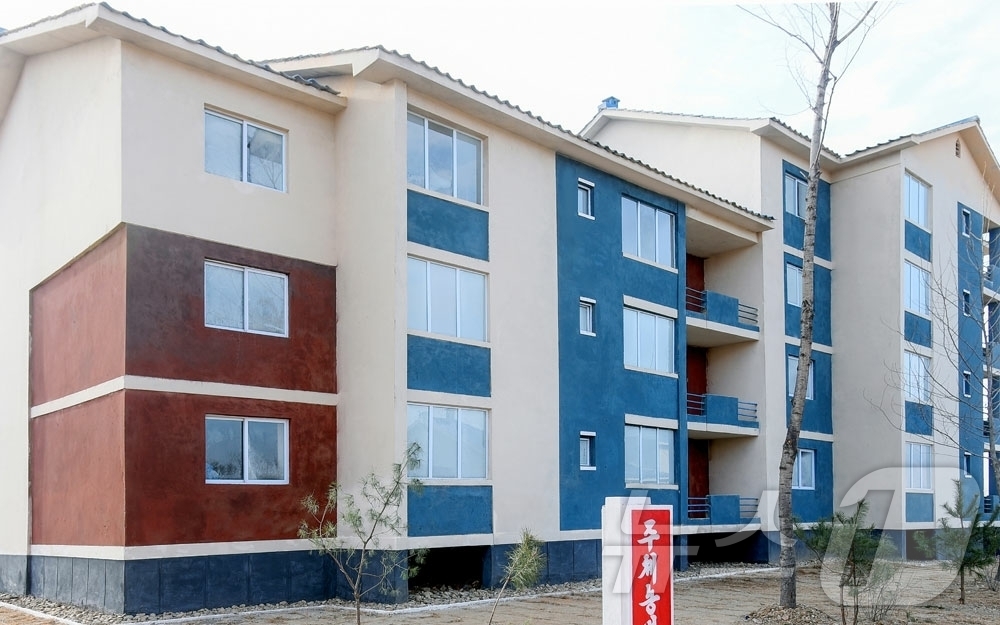 (평양 노동신문=뉴스1) = 북한 노동당 기관지 노동신문은 25일 "평안북도 농촌경리위원회 동산공예작물농장과 의주군의 여러 농장에서 새집들이가 진행됐다"라고 보도했다. [국내에서만 …