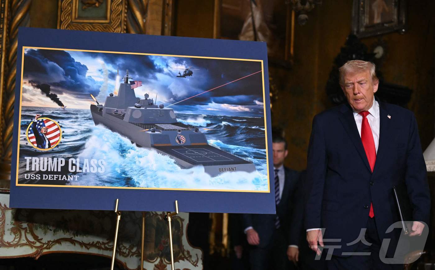 본문 이미지 - 도널드 트럼프 미국 대통령이 지난 22일(현지시간) 플로리다주 마러라고에서 미 해군력 계획을 '황금 선단'(Golden Fleet) 건조 계획을 발표하기 위해 입장하고 있다. 2025.12.25. ⓒ AFP=뉴스1 ⓒ News1 류정민 특파원