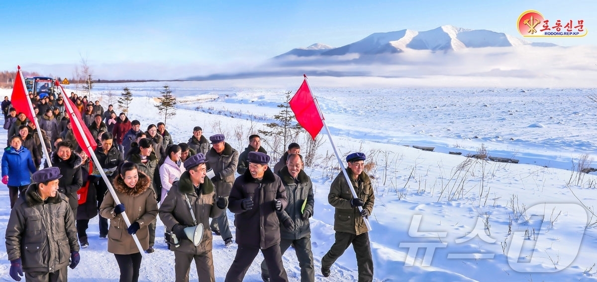 (평양 노동신문=뉴스1) = 북한 노동당 기관지 노동신문은 25일 "신심과 낙관에 넘쳐 다음해 농사 차비에 한사람 같이 떨쳐나섰다"며 삼지연시 흥계수농장을 조명했다. [국내에서만 …