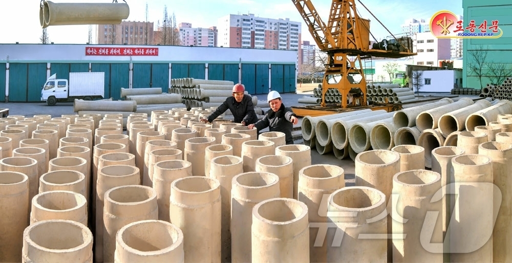 (평양 노동신문=뉴스1) = 북한 노동당 기관지 노동신문은 25일 "중요 대상 건설장들에 보내줄 흄관 생산에 힘을 넣고 있다"며 평양 블록공장을 조명했다. [국내에서만 사용가능. …