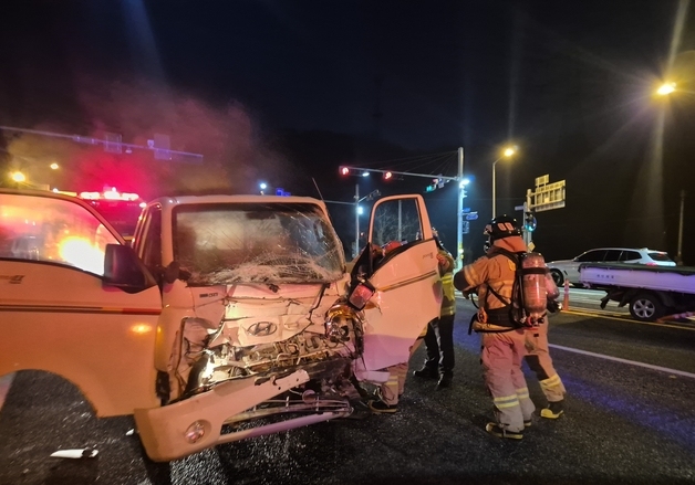 청양 편도2차선 도로서 1톤트럭 간 추돌…60대 여성 운전자 숨져