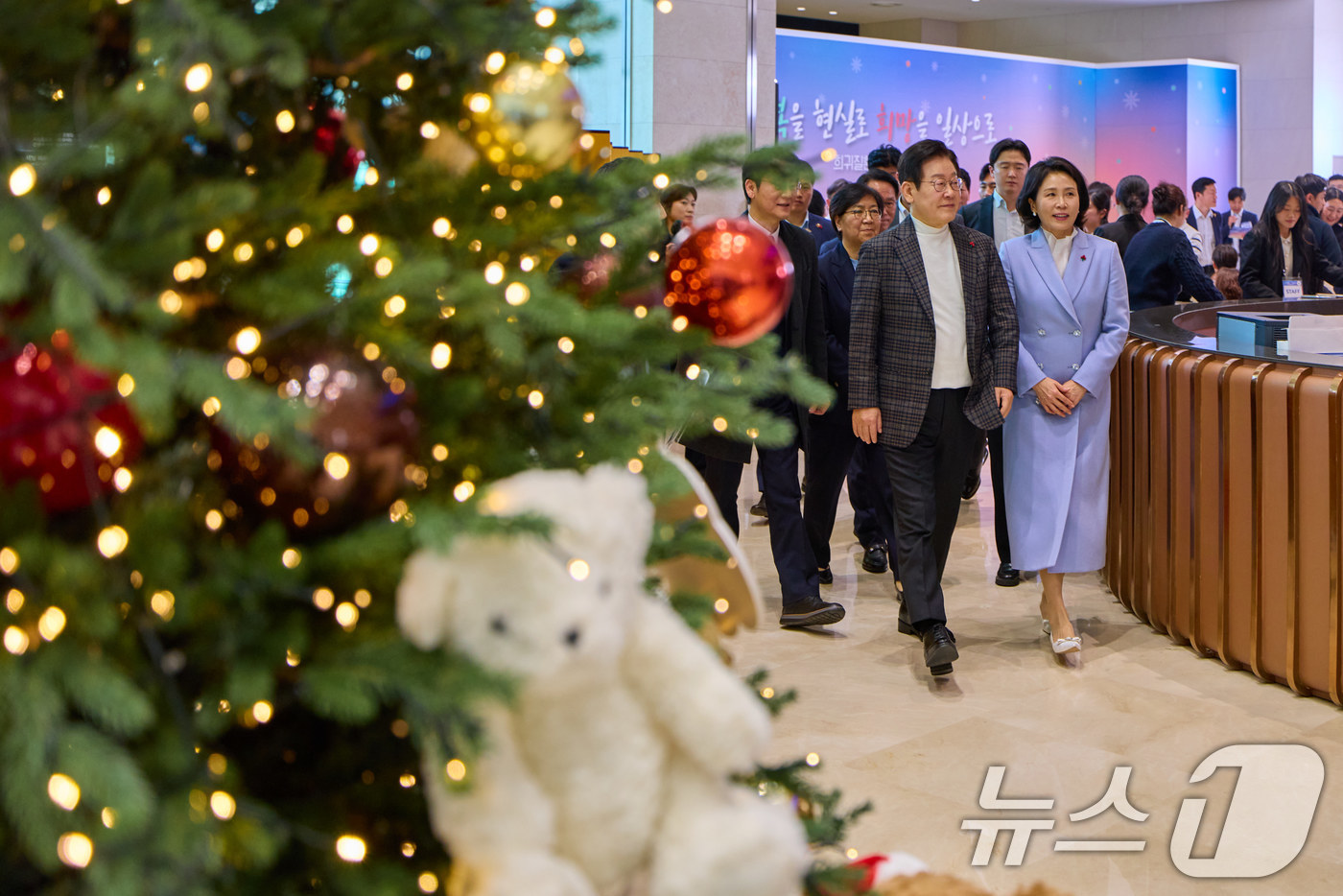 (서울=뉴스1) 이재명 기자 = 이재명 대통령이 24일 서울 서대문구 신촌세브란스 연세암병원 중입자치료센터에서 열린 희귀질환 환우·가족 간담회를 마친 후 행사장을 나서고 있다. ( …