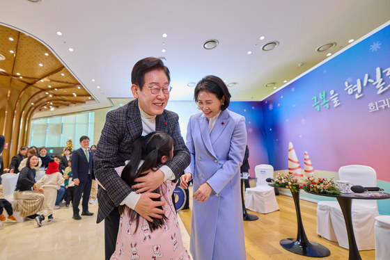 어린이와 포옹 나누는 이재명 대통령