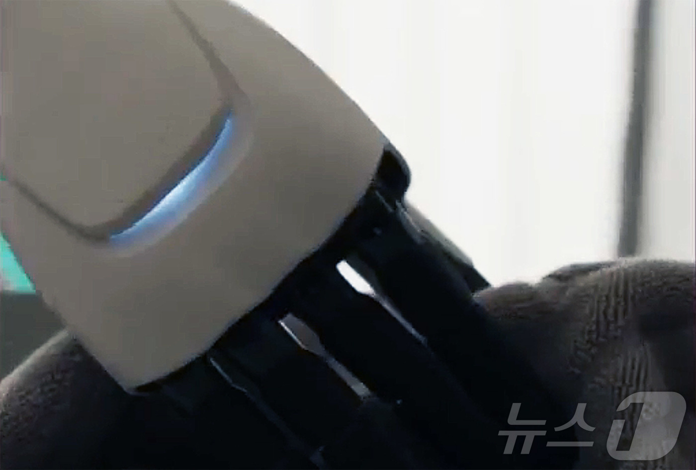 (서울=뉴스1) = LG전자가 내달 6일(미국 현지시간) 열리는 세계 최대 가전·IT 전시회 CES 2026에서 새로운 홈로봇을 선보인다고 25일 밝혔다.LG전자는 이날 오전 글로 …