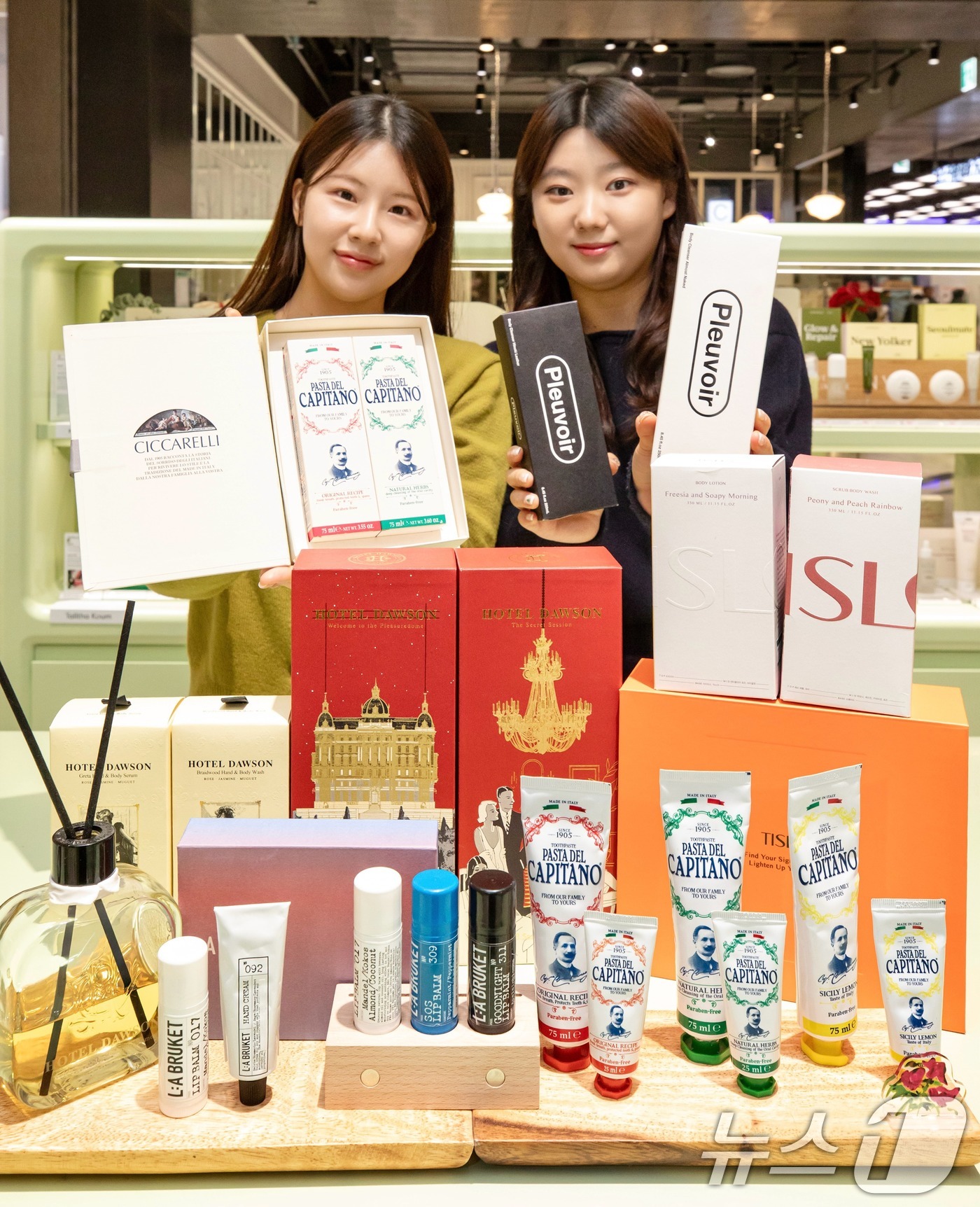 (서울=뉴스1) = 현대백화점은 인디 뷰티 편집숍 ‘비클린(BeCLEAN)’에서 연말 선물 시즌 수요가 높은 다양한 상품과 프로모션을 선보인다고 25일 밝혔다.현대백화점이 운영하는 …