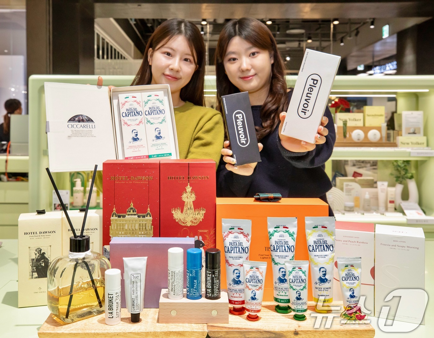 (서울=뉴스1) = 현대백화점은 인디 뷰티 편집숍 ‘비클린(BeCLEAN)’에서 연말 선물 시즌 수요가 높은 다양한 상품과 프로모션을 선보인다고 25일 밝혔다.현대백화점이 운영하는 …