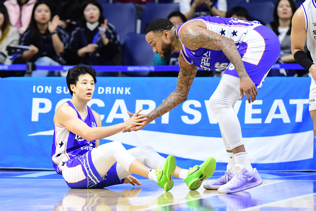 완전체 가까워졌는데…7연승에도 웃지 못한 KCC, 허웅까지 부상