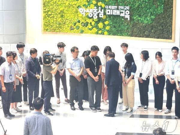 본문 이미지 - 6춸 26일 대법원에서 당선무효형이 확정된 뒤 서거석 교육감이 26일 전북교육청 현관에서 직원들과 악수를 나누고 있다./뉴스1 임충식 기자