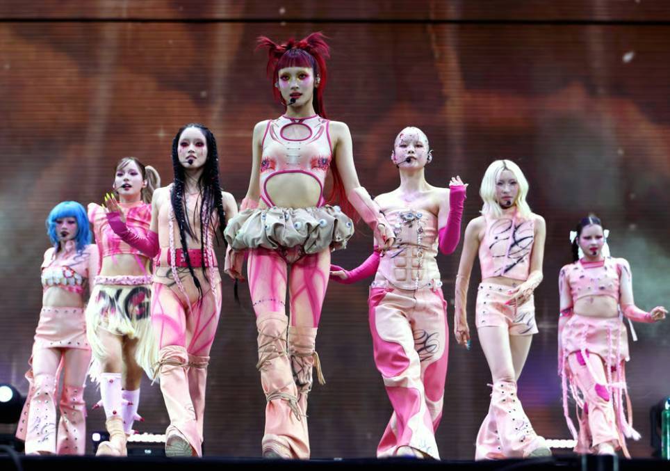 본문 이미지 - 일본 7인조 걸그룹 Xtraordinary Girls(XG) 멤버 아키야마 코코나가 성정체성을 고백했다.(우측 세번째) 출처=SCMP