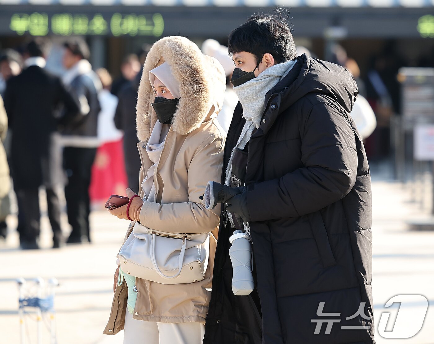 본문 이미지 - 서울과 경기에 한파주의보가 내려진 25일 서울 종로구 경복궁을 찾은 외국인 관광객이 강추위에 목도리 등 방한용품을 두른채 이동하고 있다. 2025.12.25/뉴스1 ⓒ News1 김진환 기자