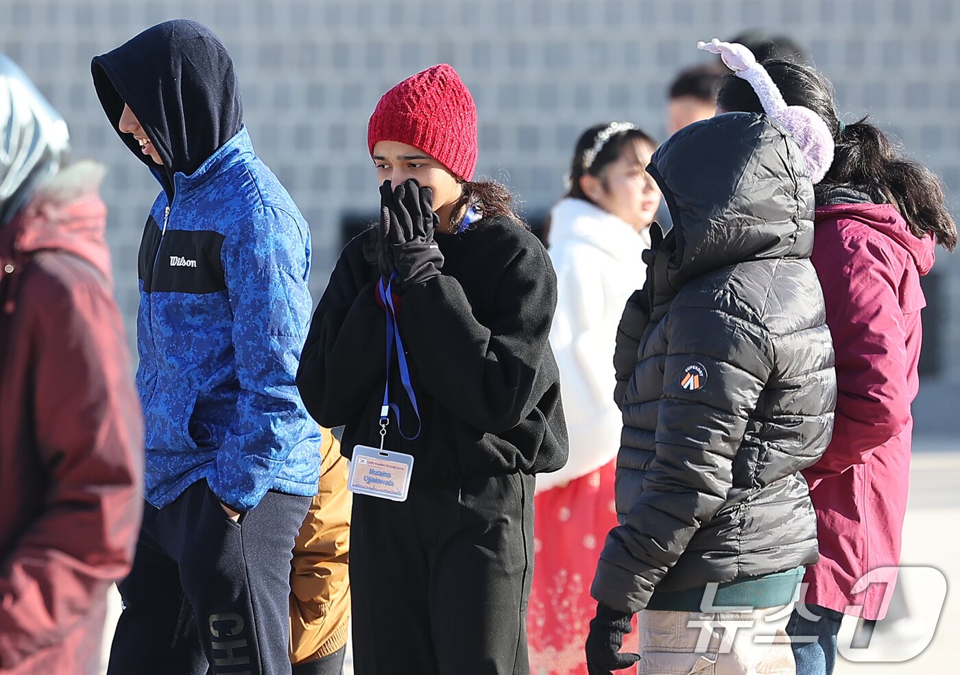 본문 이미지 - 서울과 경기에 한파주의보가 내려진 25일 서울 종로구 경복궁을 찾은 외국인 관광객들이 강추위에 목도리 등 방한용품을 두른채 이동하고 있다. 2025.12.25/뉴스1 ⓒ News1 김진환 기자