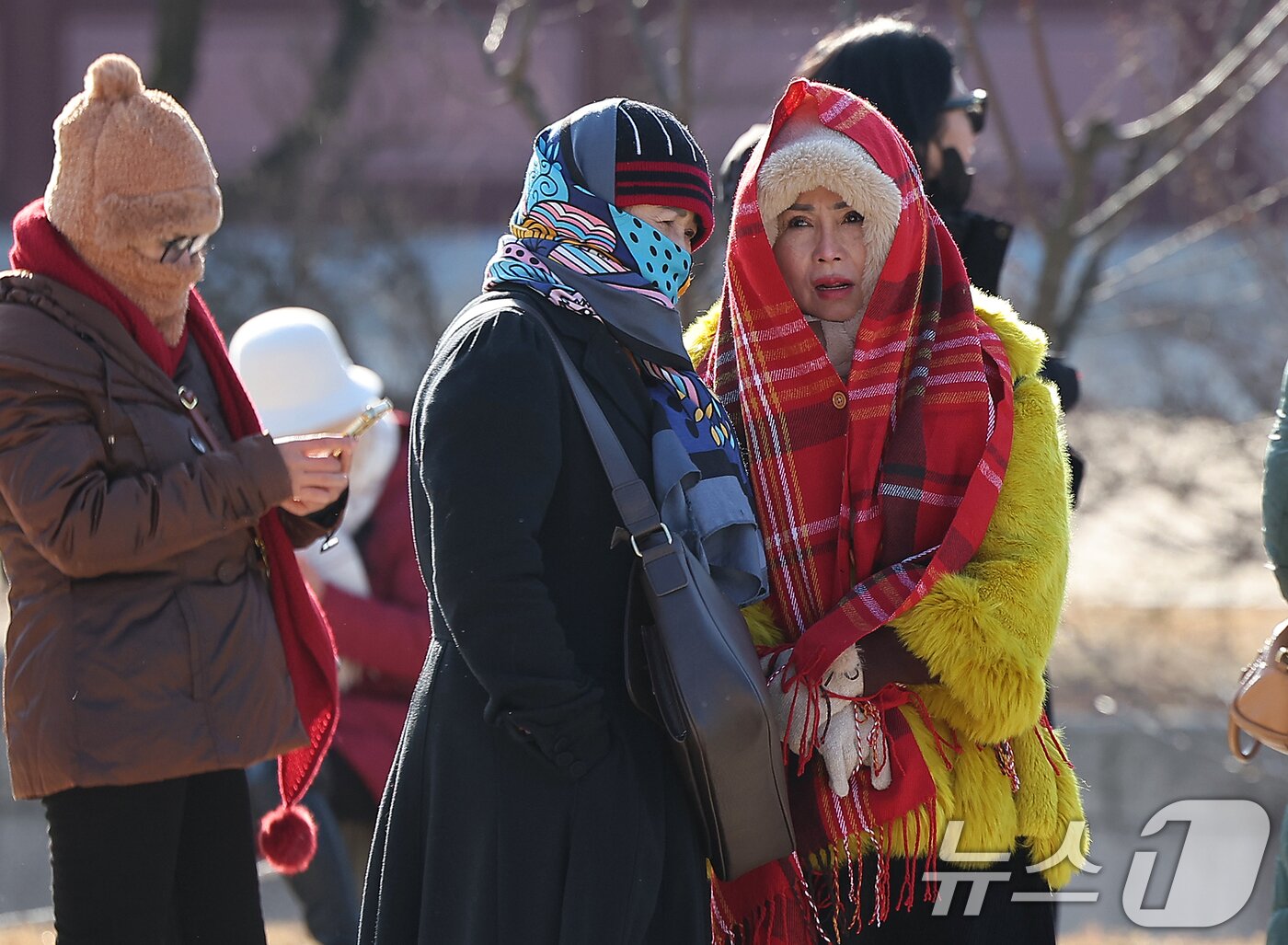 본문 이미지 - 서울과 경기에 한파주의보가 내려진 25일 서울 종로구 경복궁을 찾은 외국인 관광객들이 강추위에 목도리 등 방한용품을 두른채 이동하고 있다. 2025.12.25/뉴스1 ⓒ News1 김진환 기자