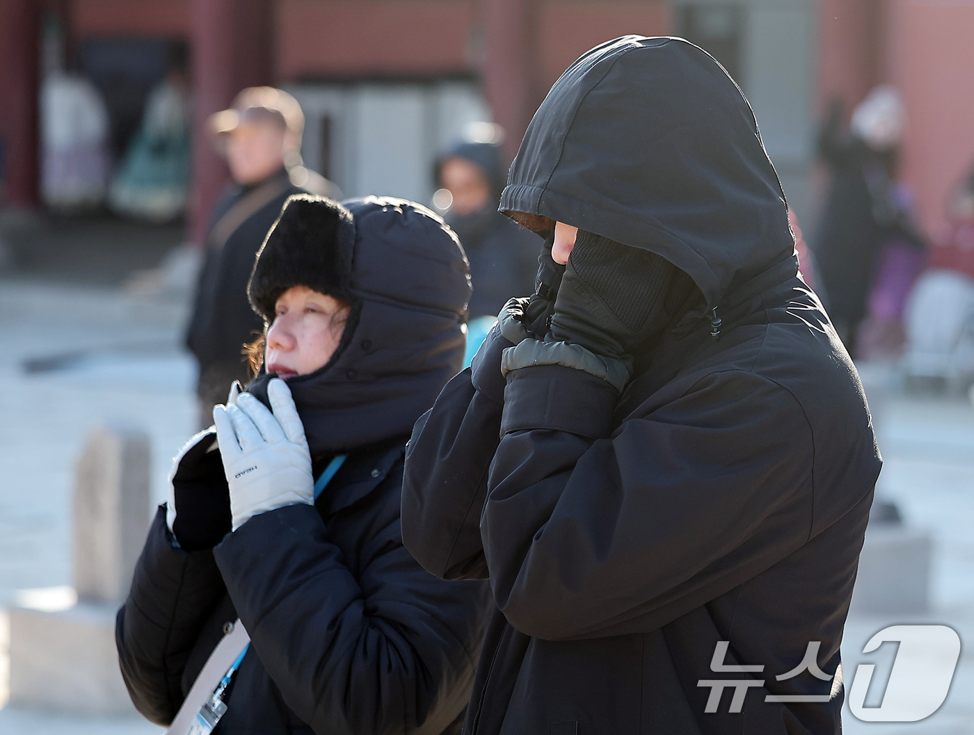 (서울=뉴스1) 김진환 기자 = 서울과 경기에 한파주의보가 내려진 25일 서울 종로구 경복궁을 찾은 외국인 관광객들이 강추위에 목도리 등 방한용품을 두른채 이동하고 있다.기상청은 …