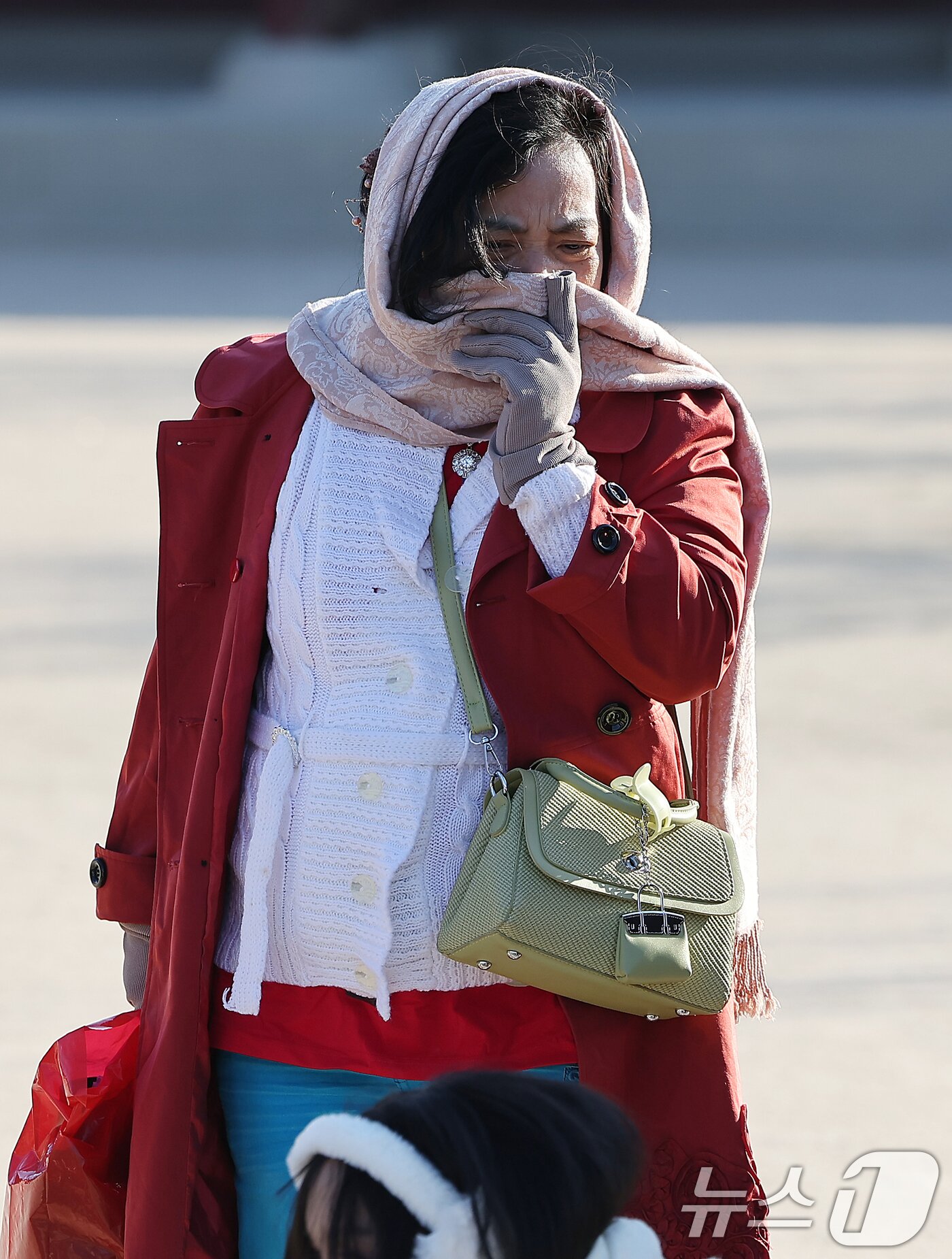 본문 이미지 - 서울과 경기에 한파주의보가 내려진 25일 서울 종로구 경복궁을 찾은 외국인 관광객들이 강추위에 목도리 등 방한용품을 두른채 이동하고 있다.  2025.12.25/뉴스1 ⓒ News1 김진환 기자