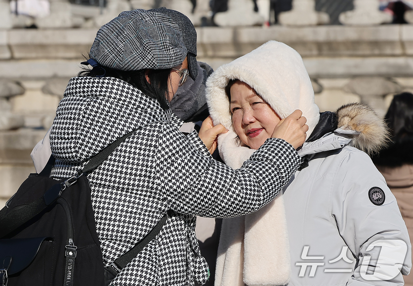 (서울=뉴스1) 김진환 기자 = 서울과 경기에 한파주의보가 내려진 25일 서울 종로구 경복궁을 찾은 외국인 관광객들이 강추위에 목도리 등 방한용품을 착용하고 있다.기상청은 전국이 …