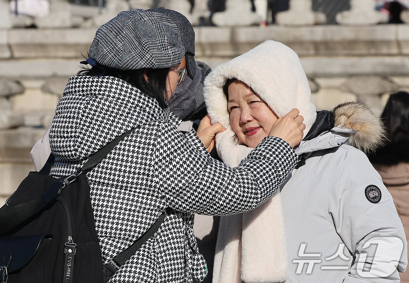 본문 이미지 - 서울과 경기에 한파주의보가 내려진 25일 서울 종로구 경복궁을 찾은 외국인 관광객들이 강추위에 목도리 등 방한용품을 착용하고 있다. 2025.12.25/뉴스1 ⓒ News1 김진환 기자