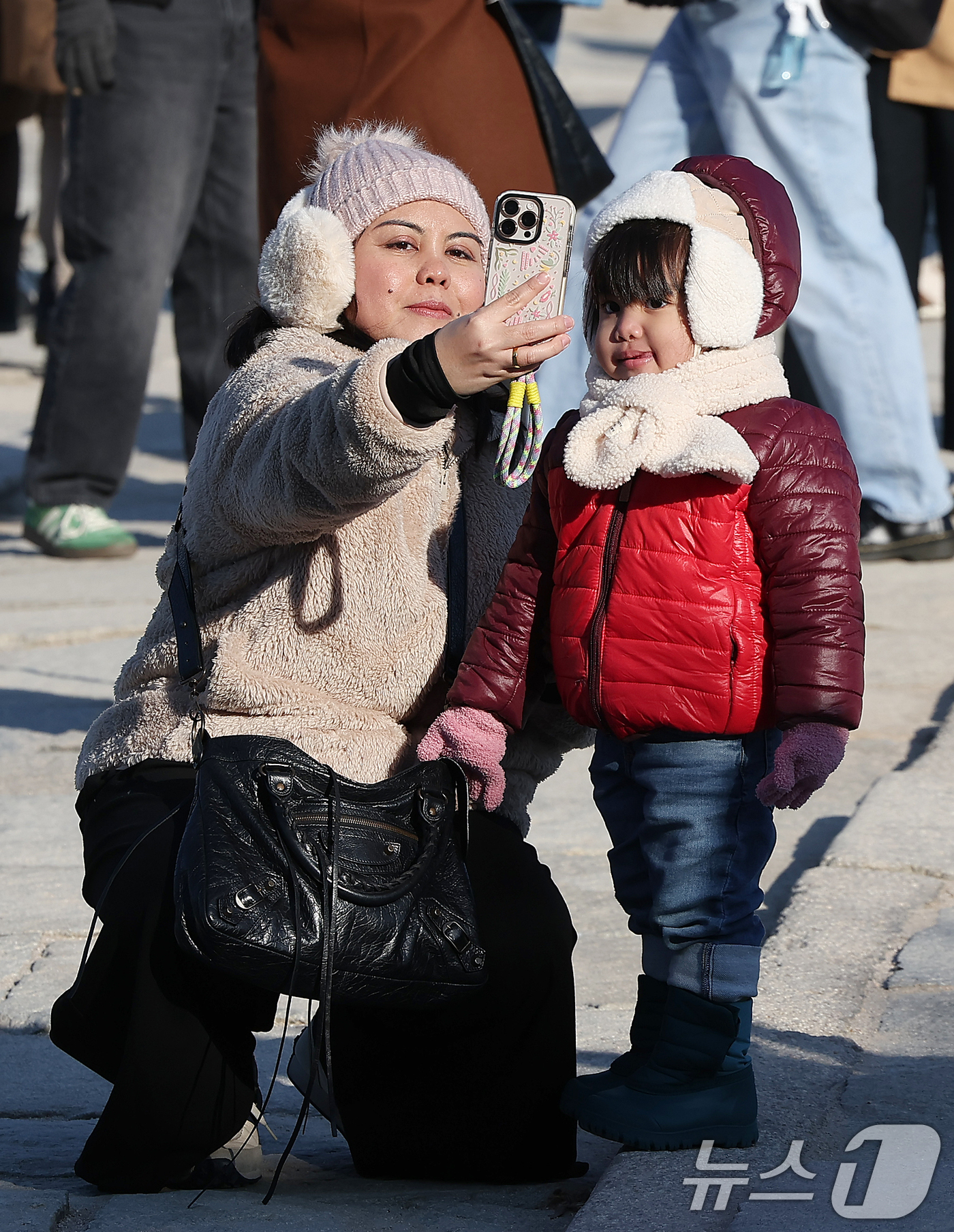 (서울=뉴스1) 김진환 기자 = 서울과 경기에 한파주의보가 내려진 25일 서울 종로구 경복궁을 찾은 외국인 관광객들이 추억을 남기고 있다.기상청은 전국이 대체로 맑겠으나 북쪽에서 …