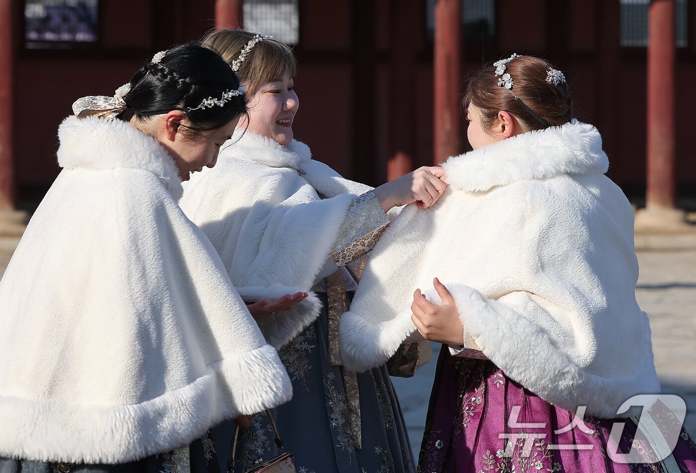 본문 이미지 - 서울과 경기에 한파주의보가 내려진 25일 서울 종로구 경복궁을 찾은 외국인 관광객들이 강추위에 겉옷을 입고 있다.  2025.12.25/뉴스1 ⓒ News1 김진환 기자