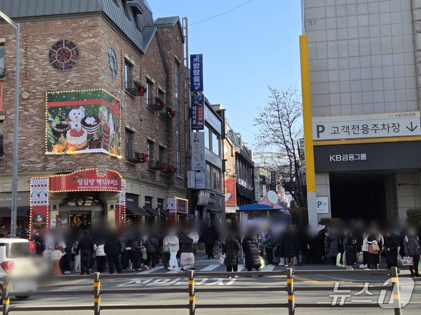 본문 이미지 - 25일 성심당케익부띠끄 양옆으로 길게 줄이 늘어서 있다. ⓒ 뉴스1 김종서 기자