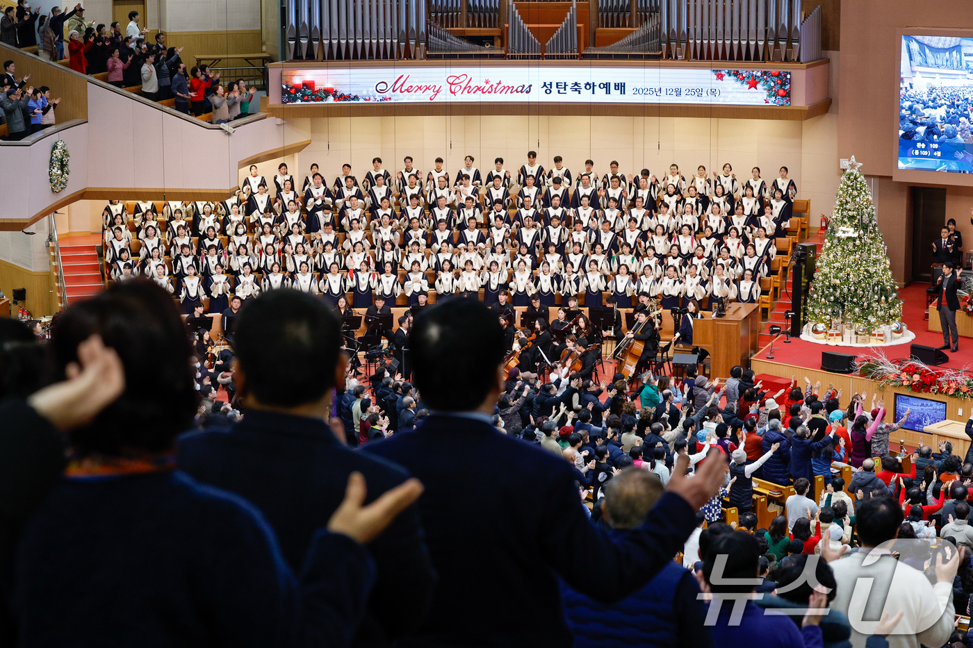 (서울=뉴스1) 안은나 기자 = 크리스마스인 25일 서울 영등포구 여의도순복음교회를 찾은 성도들이 2025 성탄 축하예배를 드리고 있다. 2025.12.25/뉴스1