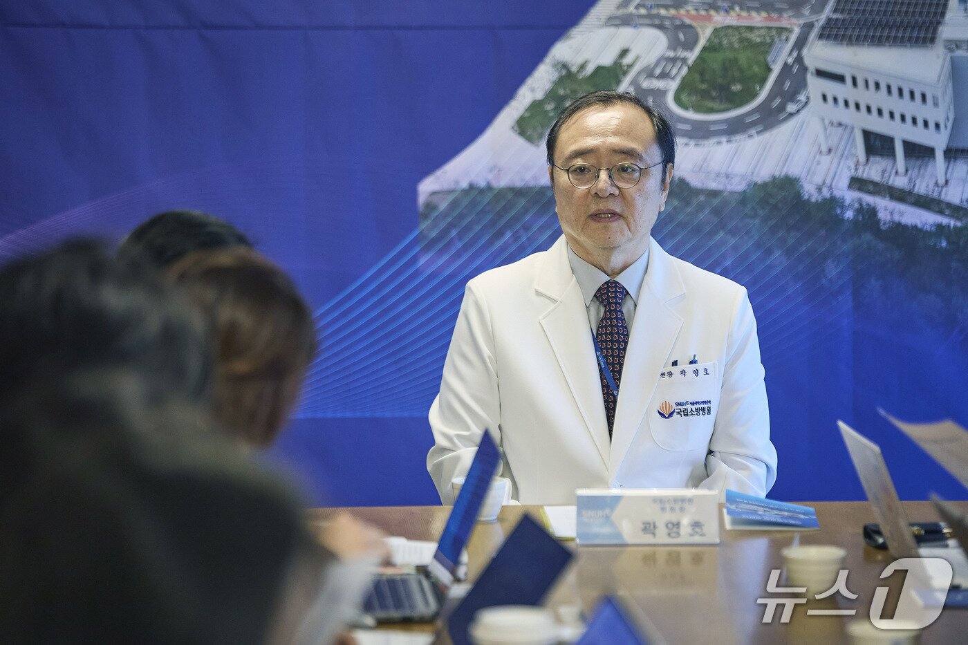 본문 이미지 - 곽영호 소방병원장이 기자간담회에서 설립 경과와 추진 계획을 말하고 있다.(서울대병원)